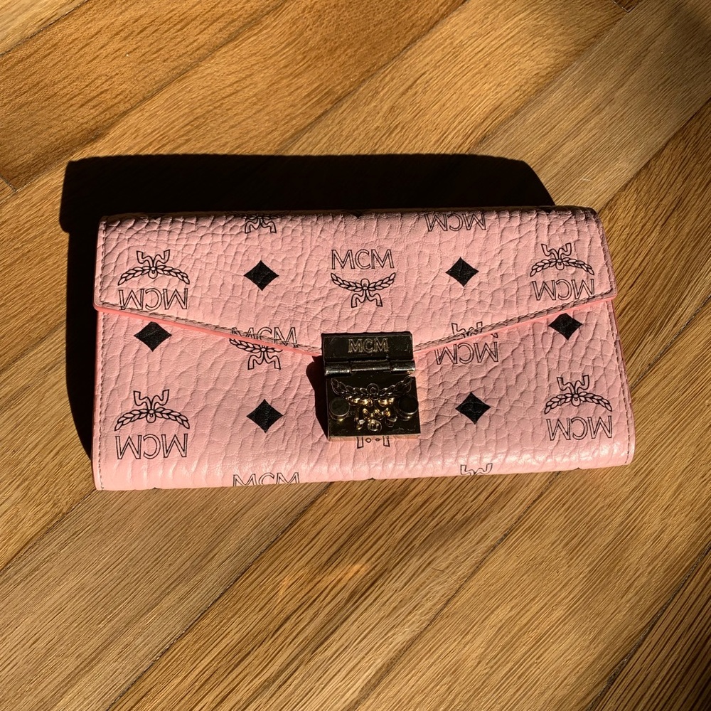 Mcm wallet with chain